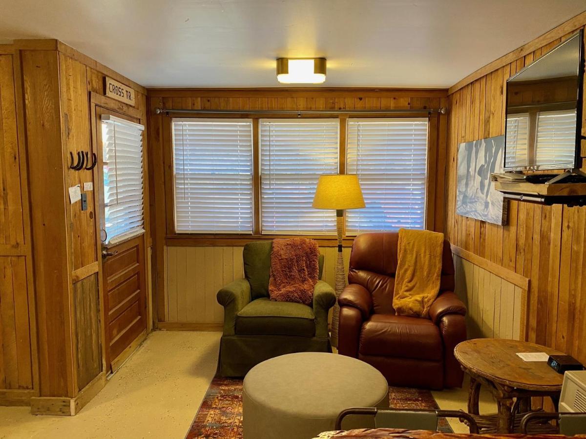 The Last Resort - Recently Refurbished Cute Horse-Themed Cabin, No Frills Ferguson Extérieur photo
